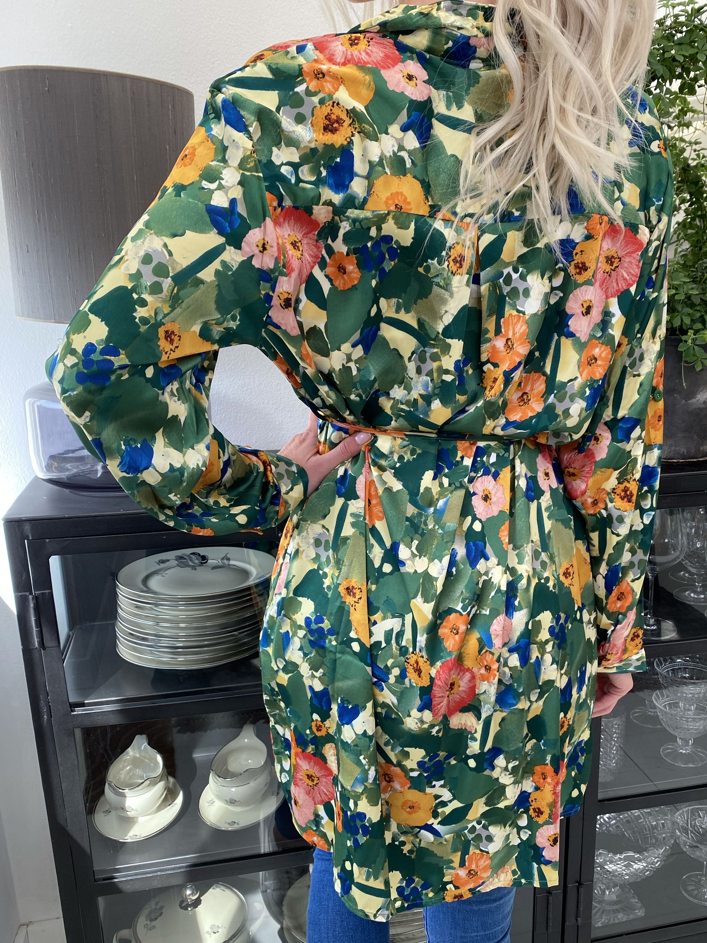 Marietia - Skjortekjole i silkelook med blomsterprint